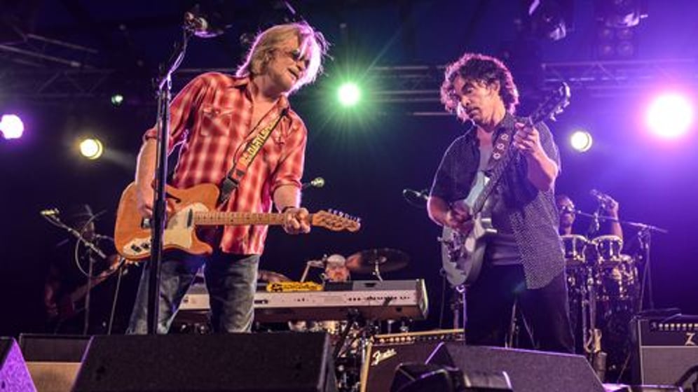 In a covert court battle, Daryl Hall obtains a restraining order against John Oates.